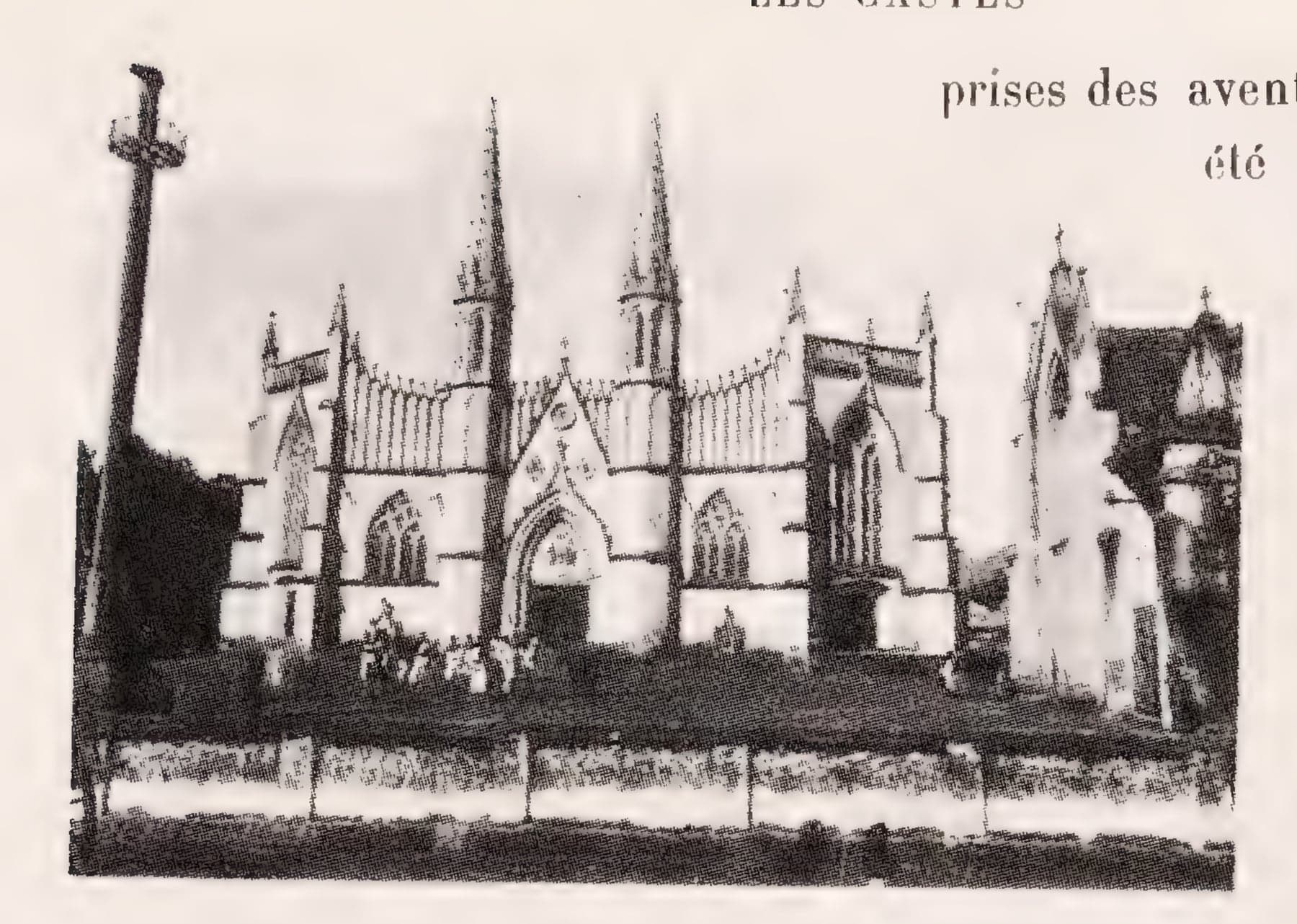1899–1900-இல் அருட்தந்தை பியேர் சுவோ இ.ச. எடுத்த வடக்கன்குளம் திருக்குடும்ப ஆலயத்தின் மேற்கு முகப்பு — இரட்டைக் கோபுரங்கள், சிகரங்கள், தனித்து நிற்கும் கொடிமரம், இன்னும் முகப்பு மண்டபமே இல்லாத ஒரு வாசலில் பங்கு மக்கள் கூட்டம்