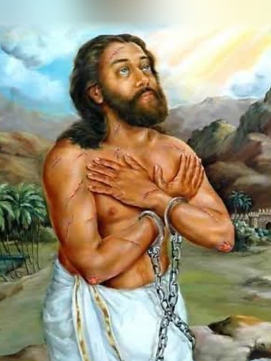 விலங்குகளால் கட்டப்பட்ட புனித தேவசகாயம் பிள்ளையின் பக்திச் சித்திரம்; கைகள் மார்பில் குவிந்திருக்க, கண்கள் மேல்நோக்கி