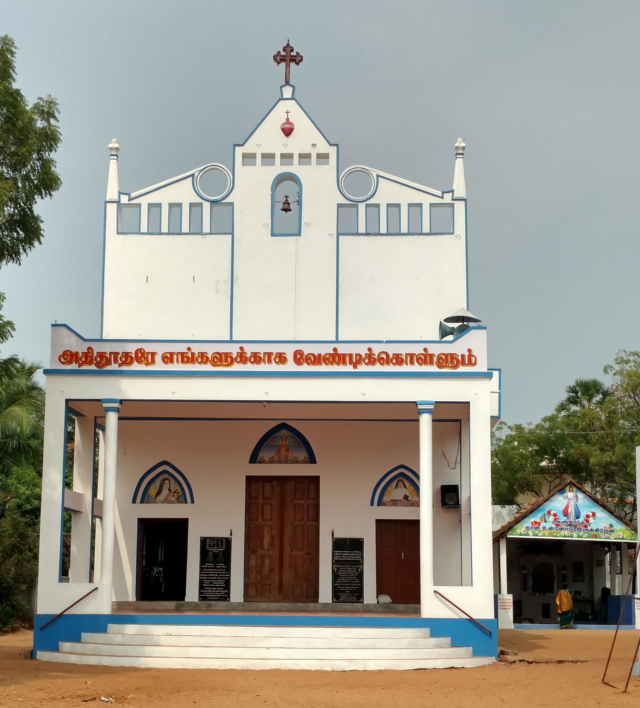 மிக்கேல்பாளையத்தில் புனித மிக்கேல் அதிதூதர் ஆலயம்; வெள்ளை முகப்பின் குறுக்கே தமிழ்க் கொடித் துணி கட்டப்பட்டுள்ளது